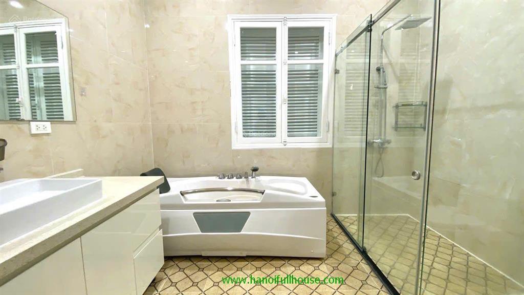 Căn biệt thự hiện đại, đẹp, đủ đồ, 4 phòng ngủ ở ba đình cho thuê giá rất rẻ. xe hơi đỗ cửa