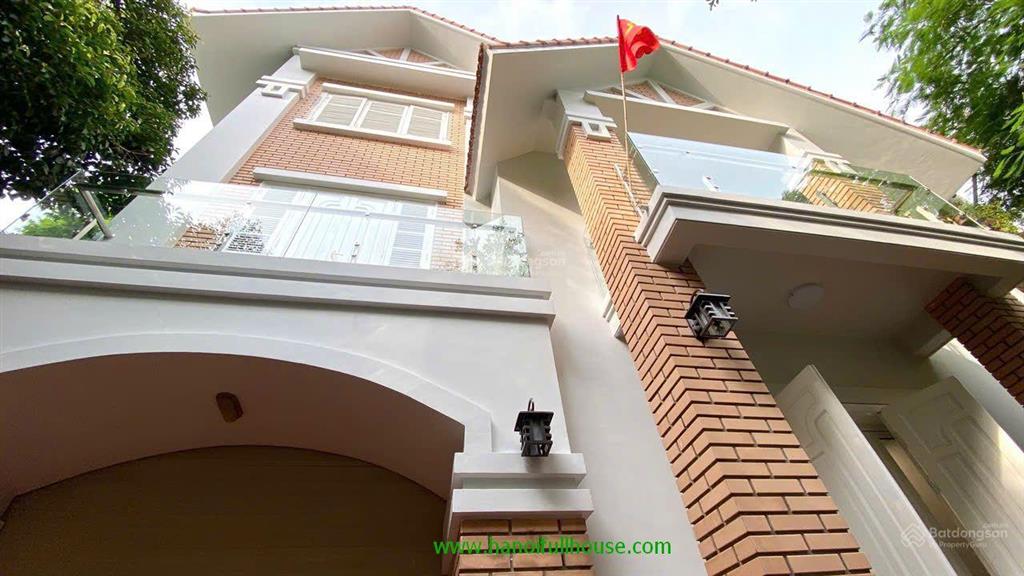 Căn biệt thự hiện đại, đẹp, đủ đồ, 4 phòng ngủ ở ba đình cho thuê giá rất rẻ. xe hơi đỗ cửa