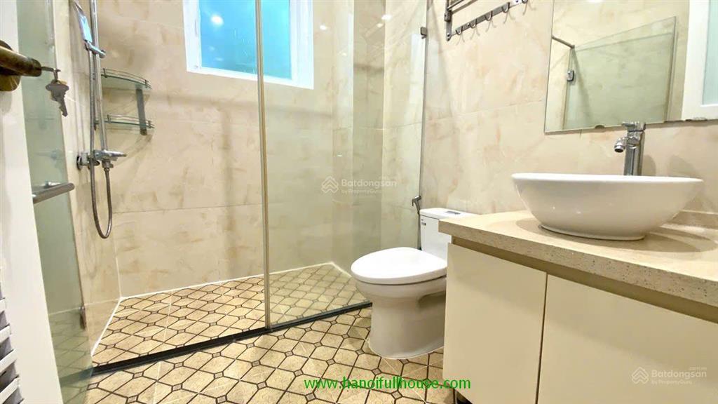 Căn biệt thự hiện đại, đẹp, đủ đồ, 4 phòng ngủ ở ba đình cho thuê giá rất rẻ. xe hơi đỗ cửa