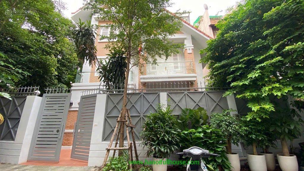 Căn biệt thự hiện đại, đẹp, đủ đồ, 4 phòng ngủ ở ba đình cho thuê giá rất rẻ. xe hơi đỗ cửa