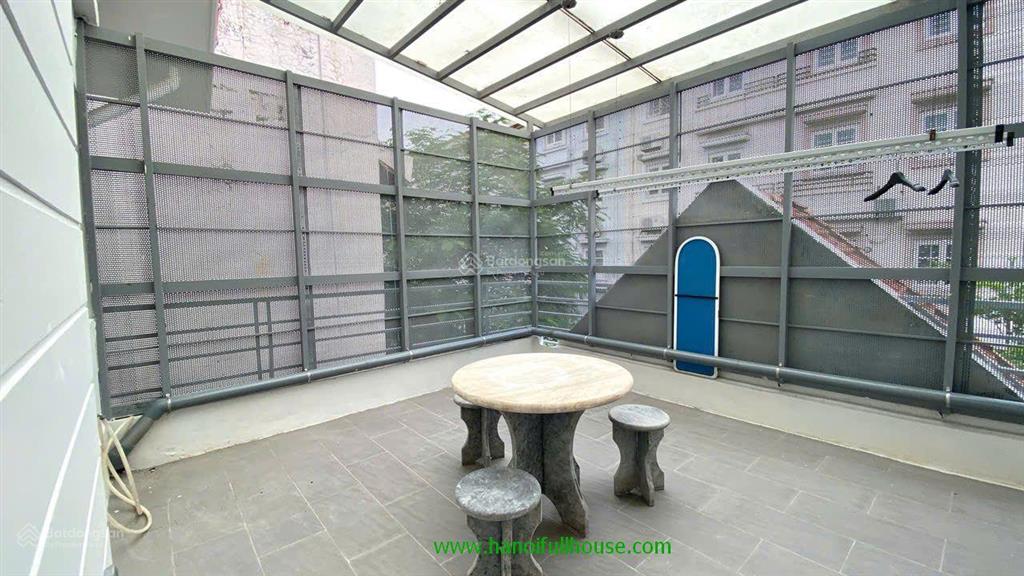 Căn biệt thự hiện đại, đẹp, đủ đồ, 4 phòng ngủ ở ba đình cho thuê giá rất rẻ. xe hơi đỗ cửa
