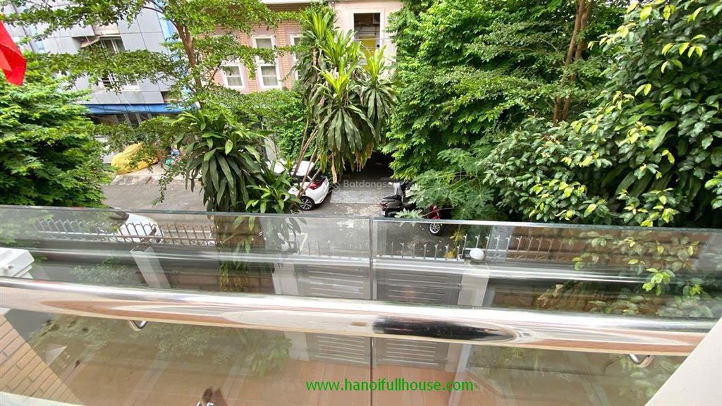 Căn biệt thự hiện đại, đẹp, đủ đồ, 4 phòng ngủ ở ba đình cho thuê giá rất rẻ. xe hơi đỗ cửa