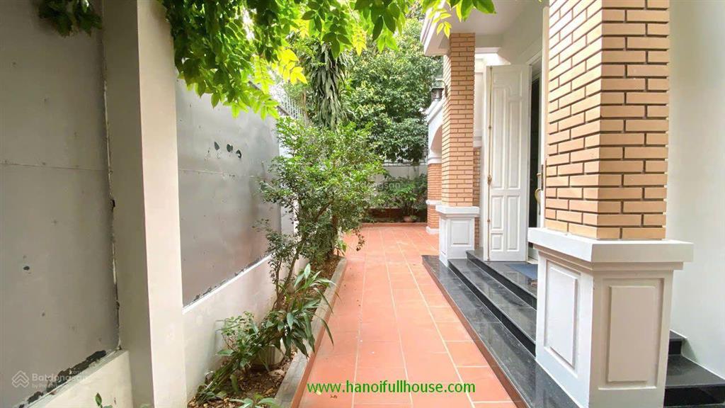 Căn biệt thự hiện đại, đẹp, đủ đồ, 4 phòng ngủ ở ba đình cho thuê giá rất rẻ. xe hơi đỗ cửa
