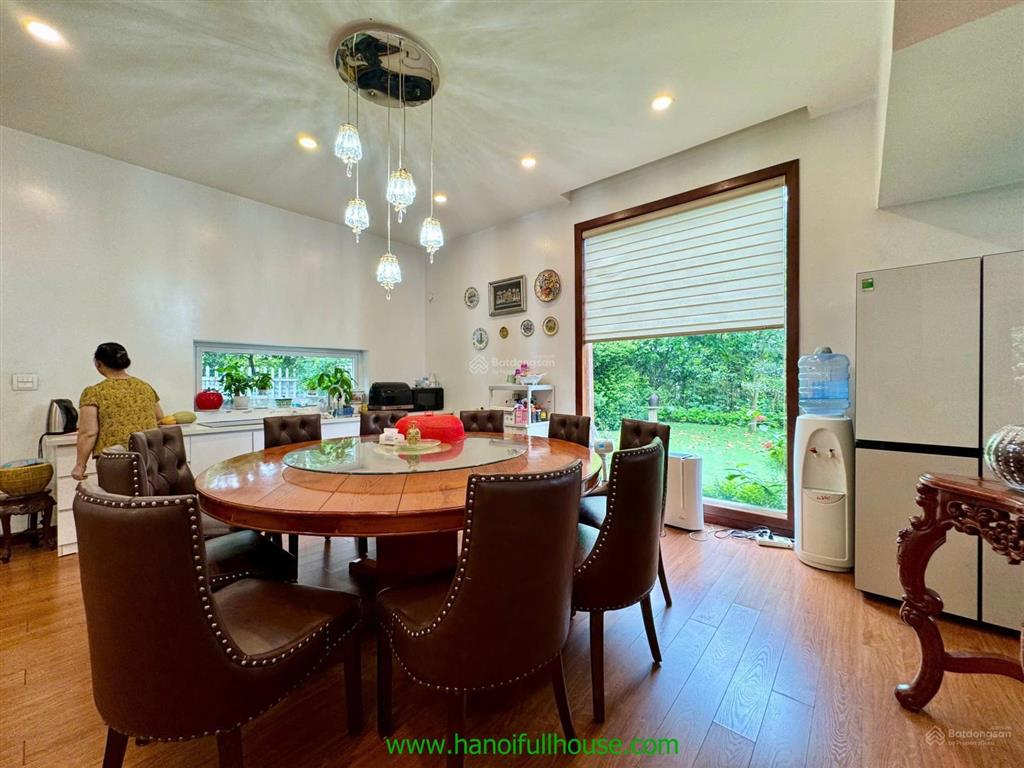 Căn biệt thự sân vườn tuyệt đẹp rộng 1200m2 tọa lạc ở trung tâm quận tây hồ, hà nội cho thuê