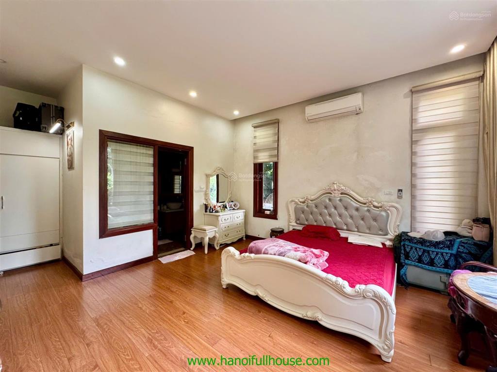 Căn biệt thự sân vườn tuyệt đẹp rộng 1200m2 tọa lạc ở trung tâm quận tây hồ, hà nội cho thuê