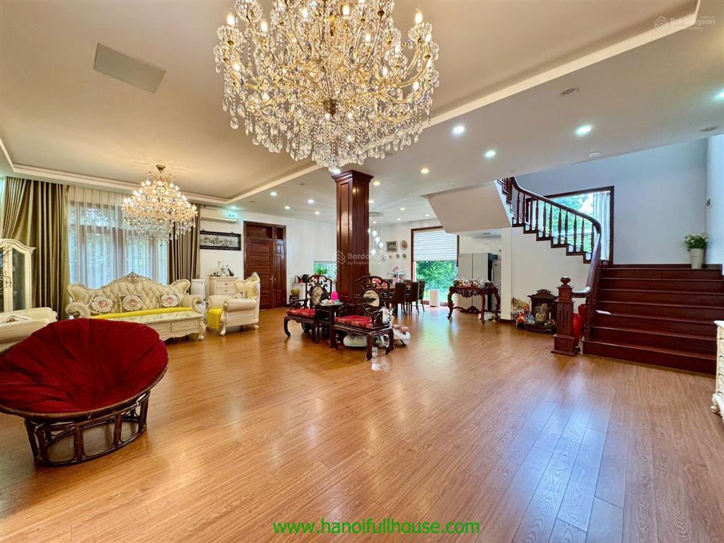 Căn biệt thự sân vườn tuyệt đẹp rộng 1200m2 tọa lạc ở trung tâm quận tây hồ, hà nội cho thuê