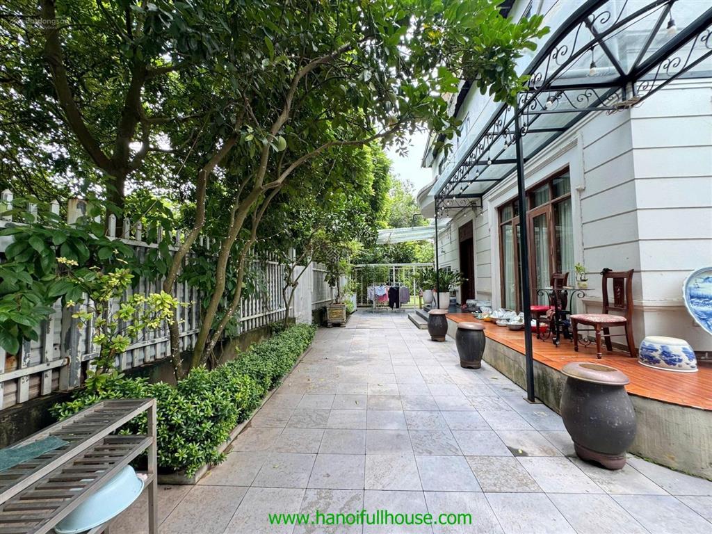Căn biệt thự sân vườn tuyệt đẹp rộng 1200m2 tọa lạc ở trung tâm quận tây hồ, hà nội cho thuê