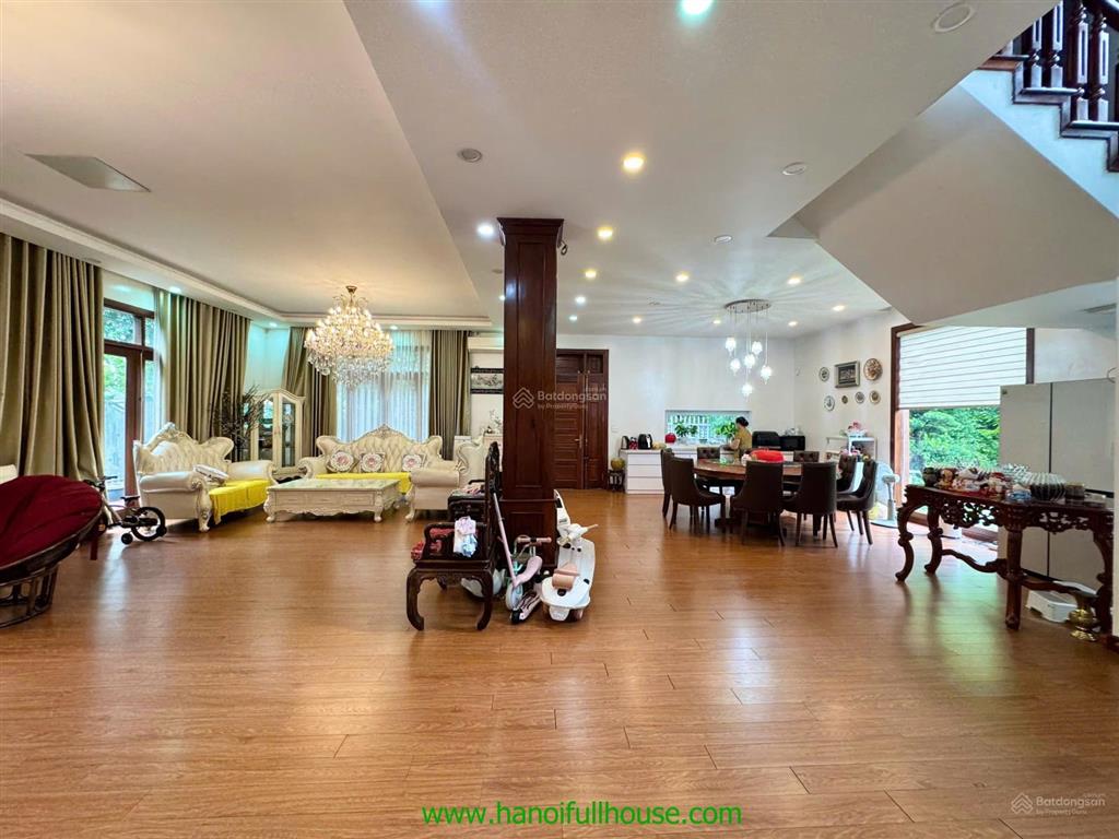 Căn biệt thự sân vườn tuyệt đẹp rộng 1200m2 tọa lạc ở trung tâm quận tây hồ, hà nội cho thuê