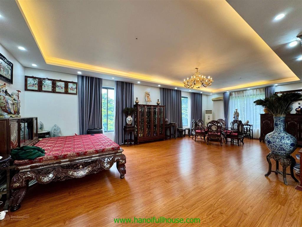 Căn biệt thự sân vườn tuyệt đẹp rộng 1200m2 tọa lạc ở trung tâm quận tây hồ, hà nội cho thuê