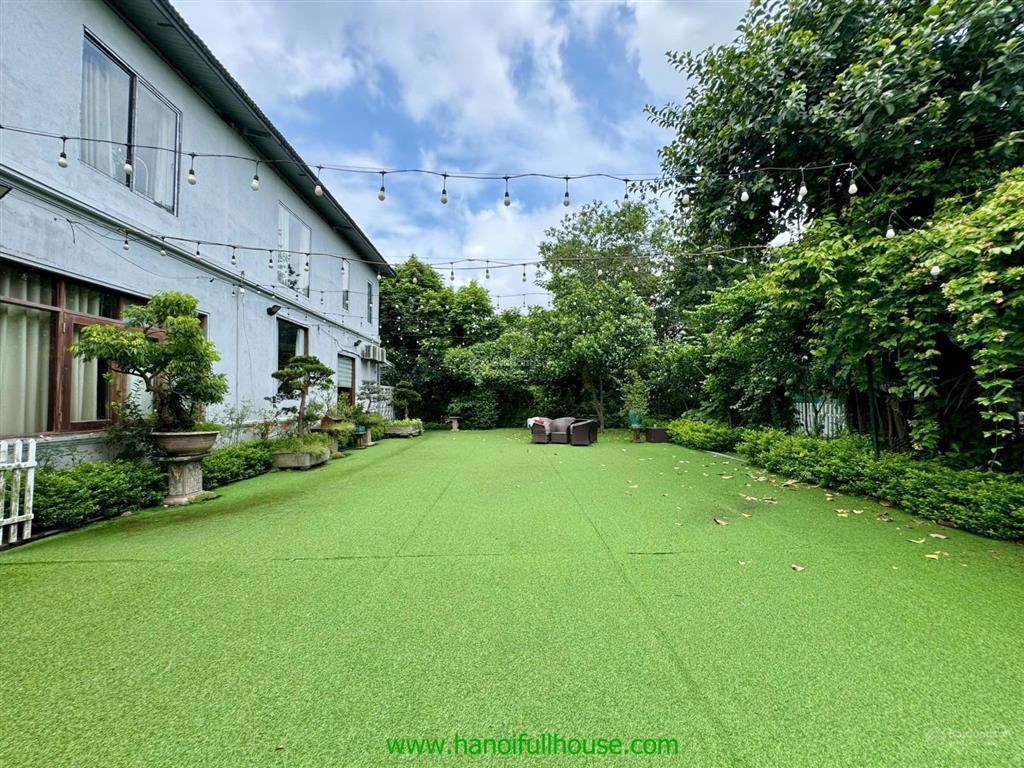 Căn biệt thự sân vườn tuyệt đẹp rộng 1200m2 tọa lạc ở trung tâm quận tây hồ, hà nội cho thuê