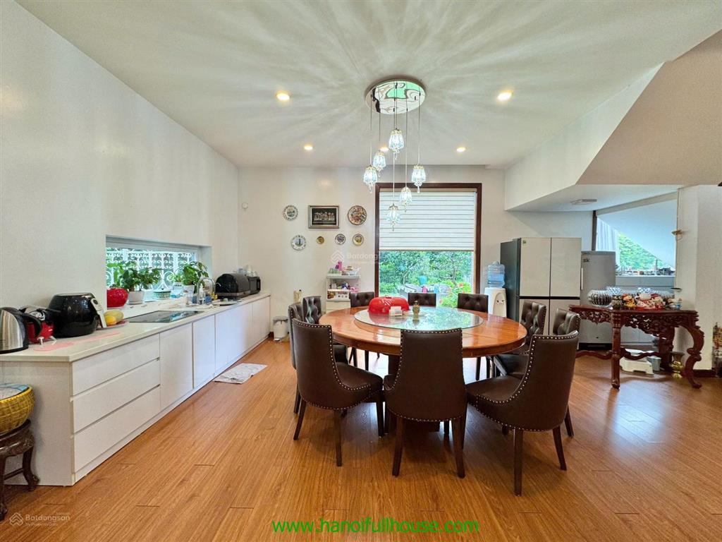 Căn biệt thự sân vườn tuyệt đẹp rộng 1200m2 tọa lạc ở trung tâm quận tây hồ, hà nội cho thuê