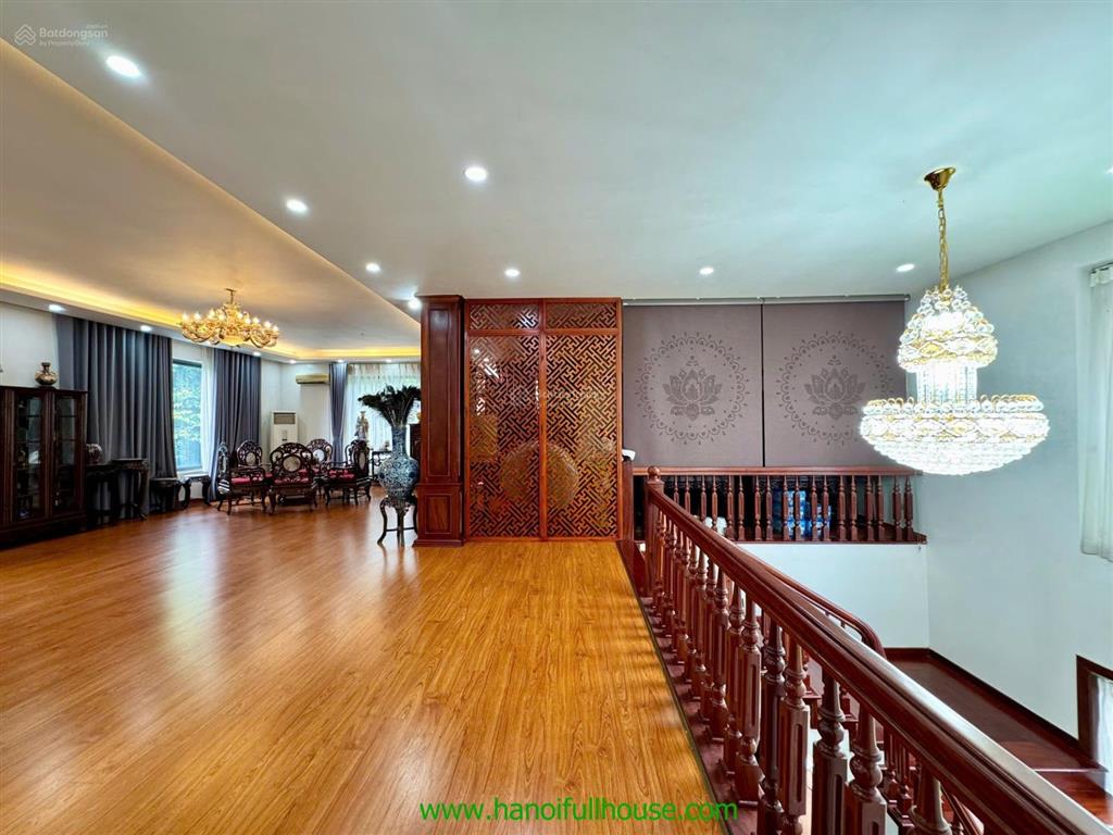 Căn biệt thự sân vườn tuyệt đẹp rộng 1200m2 tọa lạc ở trung tâm quận tây hồ, hà nội cho thuê