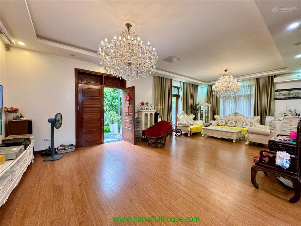 Căn biệt thự sân vườn tuyệt đẹp rộng 1200m2 tọa lạc ở trung tâm quận tây hồ, hà nội cho thuê