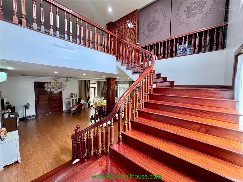 Căn biệt thự sân vườn tuyệt đẹp rộng 1200m2 tọa lạc ở trung tâm quận tây hồ, hà nội cho thuê
