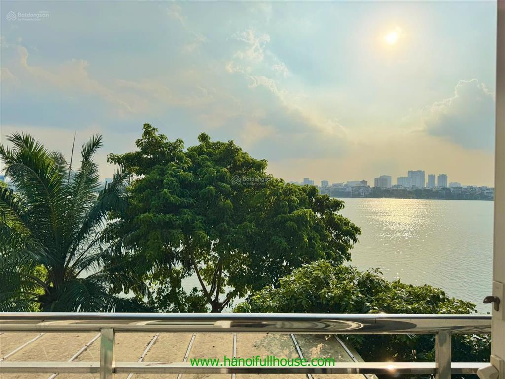 Cho thuê biệt thự sang trọng 5 phòng ngủ, đồ cơ bản, tầm mặt nhìn thẳng ra hồ tây