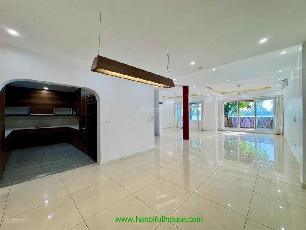 Cho thuê biệt thự sang trọng 5 phòng ngủ, đồ cơ bản, tầm mặt nhìn thẳng ra hồ tây