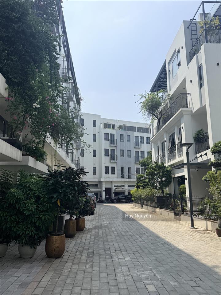 Chủ ngộp bán gấp lk the manor trục chính đường đôi 75m2 x 5 t, vỉa hè 8m giá 31 tỷ.  0982 880 ***