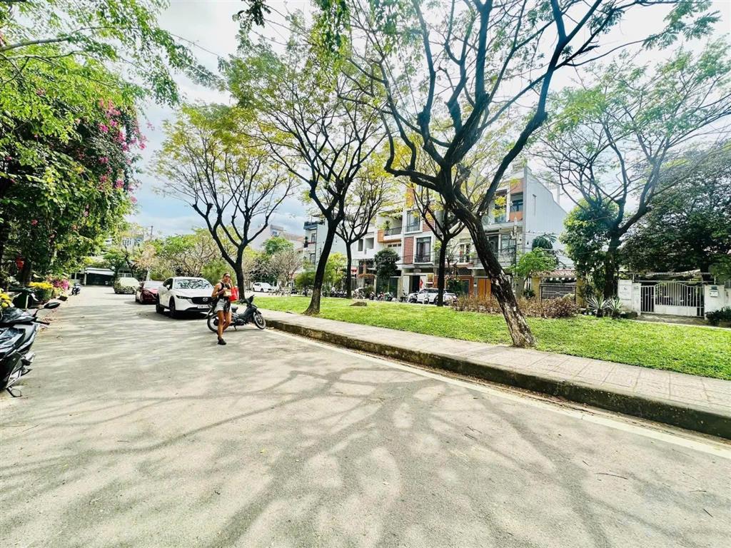 Chính chủ gửi bán bán nhà 2 tầng hoài thanh, sát dự án sun group giá tốt
