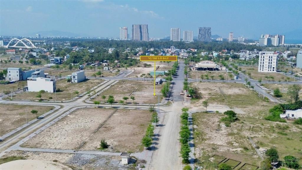 Bán cặp đất biển sát sân golf, đường 10,5m, giá cho nhà đầu tư thời điểm hiện tại