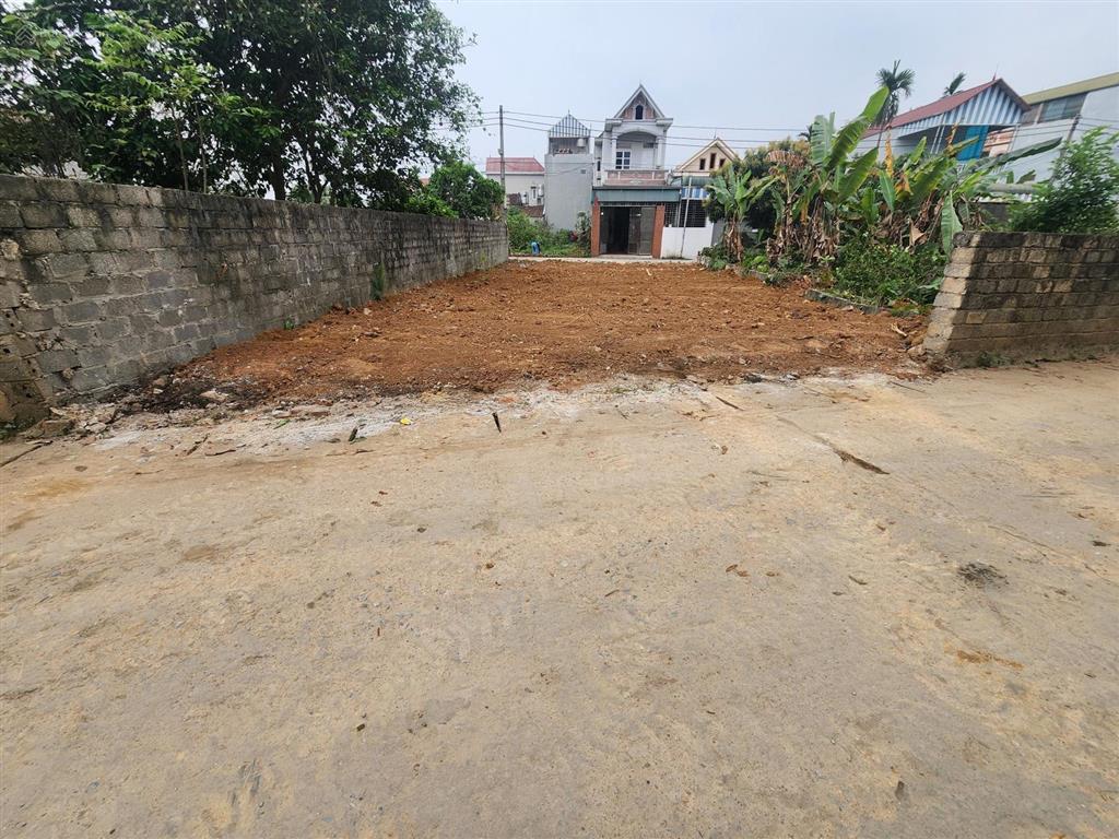 Bán lô 180m² full thổ cư. 2 mặt tiền đẹp. khu tái định cư hoàng văn thụ, chương mỹ