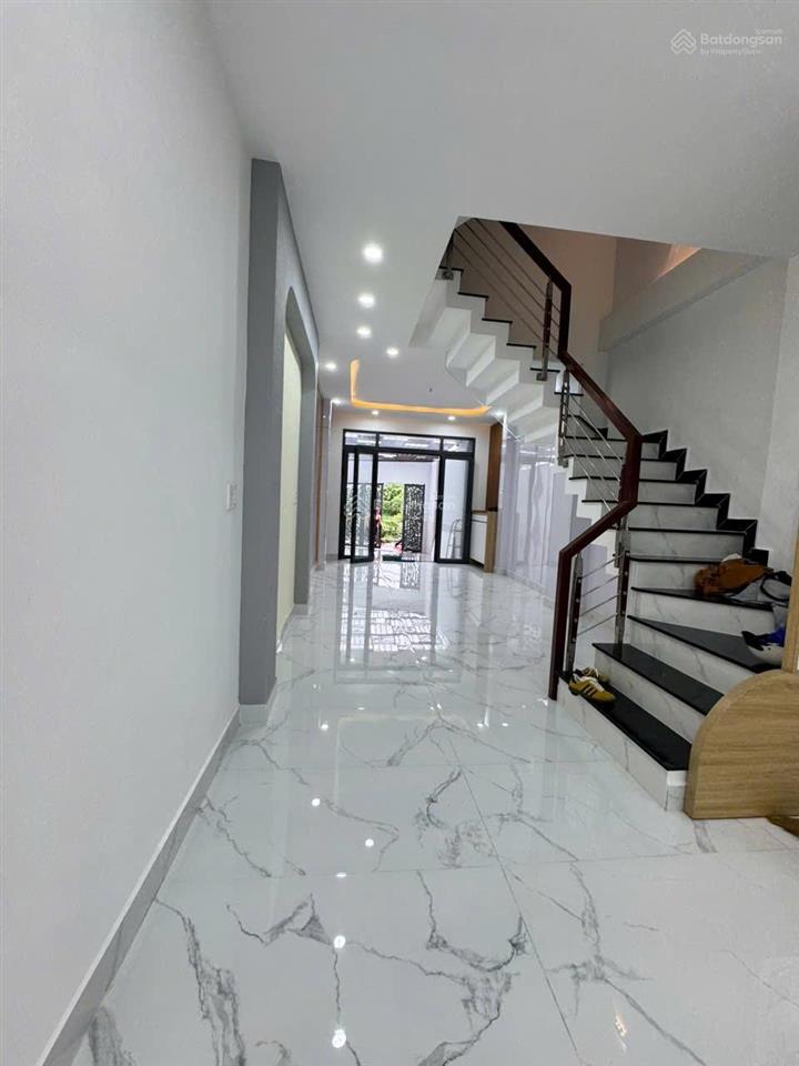 Cần bán nhà mới ngay chợ bình chánh