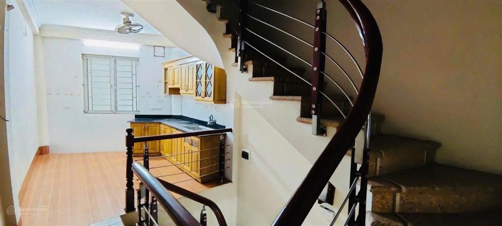 Chính chủ cho thuê nhà riêng tại giáp bát, có thể kinh doanh, nhà 4 tầng, đồ cơ bản, giá 11tr.