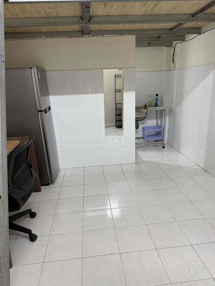 cho thuê phòng mặt tiền hẻm có gác khu Giải Phóng Tân Bình