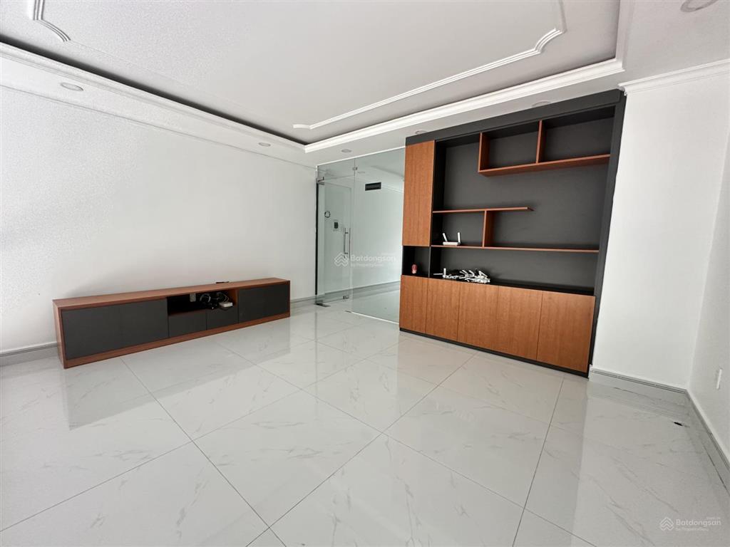 Nhà sổ sẳn hoàn công, đường hoàng hoa thám khu phố bds tài chính, cực sầm uất với rất nhiều vp. cty