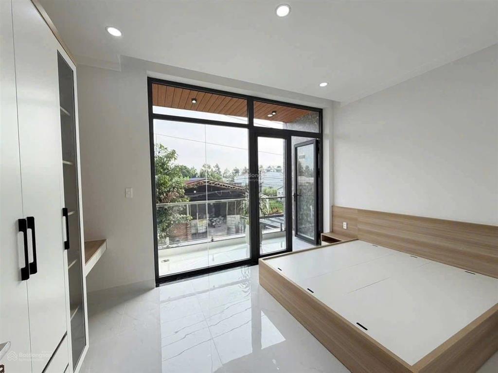 Nhà đẹp dx043 đối diện cổng hiệp thành 3. làm nhà văn phòng, công ty đẹp, 3pn+3wc. sân xe bán tải