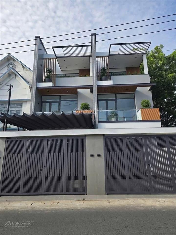 Nhà đẹp dx043 đối diện cổng hiệp thành 3. làm nhà văn phòng, công ty đẹp, 3pn+3wc. sân xe bán tải