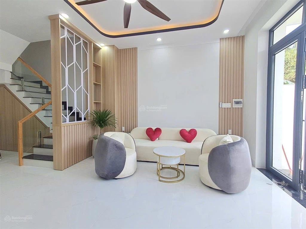 Nhà đẹp dx043 đối diện cổng hiệp thành 3. làm nhà văn phòng, công ty đẹp, 3pn+3wc. sân xe bán tải