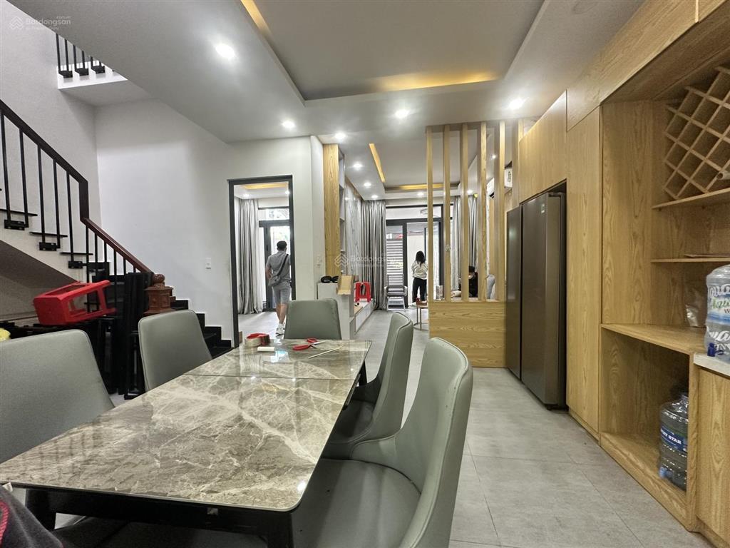 Căn nhà chánh nghĩa giá ngộp, 4pn3wc. đang có dòng tiền 12tr/th. giá 3,2tỷ. nhà đẹp, gần phố đi bộ