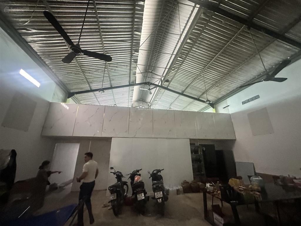 Mặt tiền chợ hoàng gia bán kho cực kỳ đẹp, đang có dòng tiền 20tr/th, kinh doanh cực kỳ sầm uất