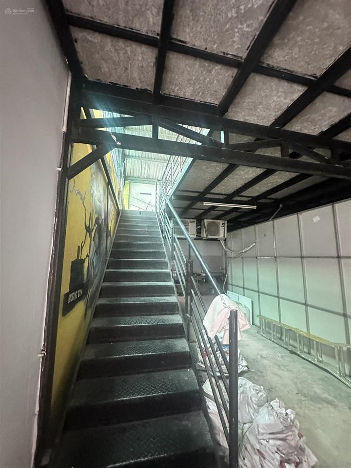 Mặt tiền chợ hoàng gia bán kho cực kỳ đẹp, đang có dòng tiền 20tr/th, kinh doanh cực kỳ sầm uất