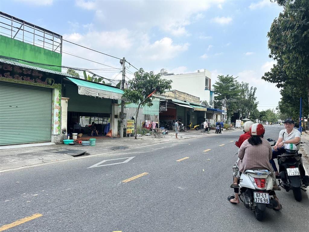 Bán căn nhà ngộp chợ tự phát. nhà đối diện công viên. diện tích 5x20 full thổ cư. giá cần bán gấp