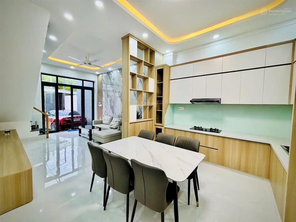 Nhà mới full nội thất, kế bên bệnh viện 1500g. nhà 1trệt 1 lầu 3pn2wc sân xe hơi, đường nhựa thông
