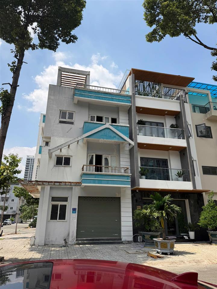 Lô góc vip 3 mặt tiền. diện tích 7,6x18 full xây dựng 4 tầng. sổ sẵn, hoàn công, gần siêu thị aeon