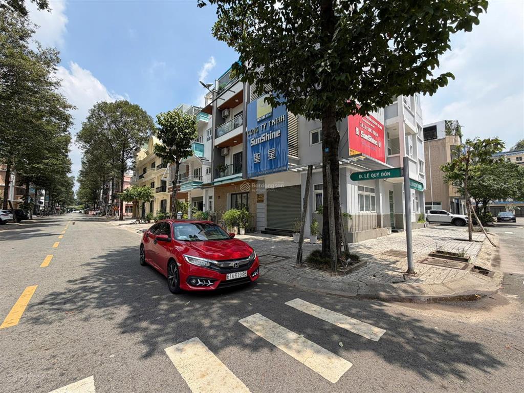 Lô góc vip 3 mặt tiền. diện tích 7,6x18 full xây dựng 4 tầng. sổ sẵn, hoàn công, gần siêu thị aeon