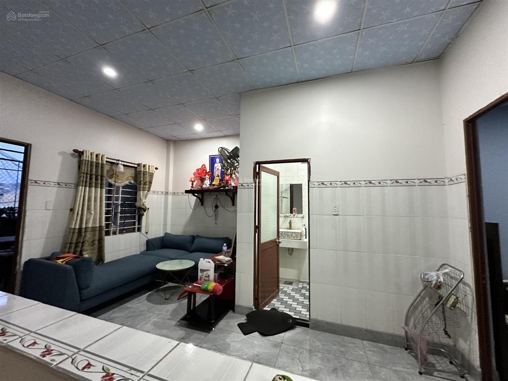 Căn nhà 2 tầng ngộp cần bán gấp tại phú lợi thủ dầu một. dt 6x22 tc90m2. 1trệt 1 lầu 3pn3wc