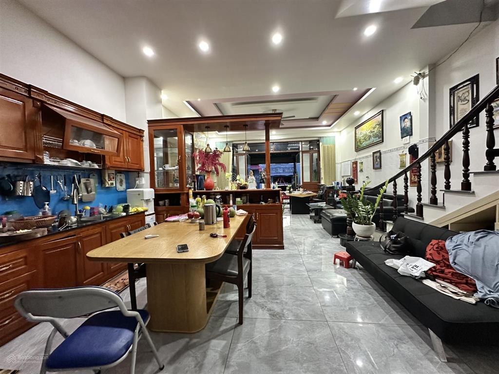 Căn nhà 2 tầng ngộp cần bán gấp tại phú lợi thủ dầu một. dt 6x22 tc90m2. 1trệt 1 lầu 3pn3wc