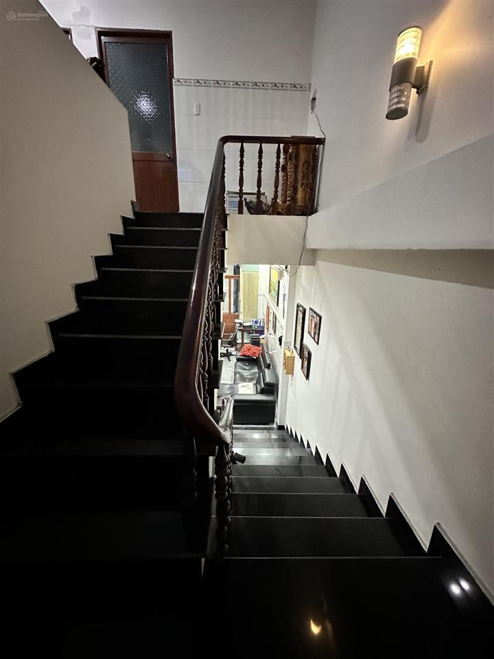 Căn nhà 2 tầng ngộp cần bán gấp tại phú lợi thủ dầu một. dt 6x22 tc90m2. 1trệt 1 lầu 3pn3wc