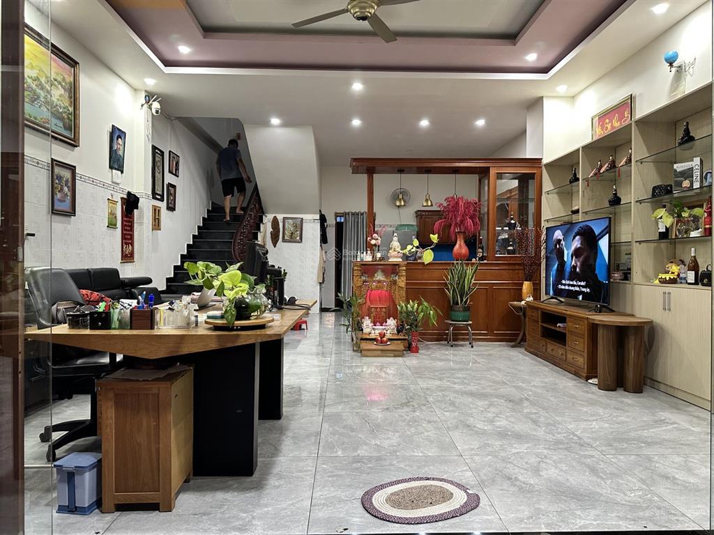 Căn nhà 2 tầng ngộp cần bán gấp tại phú lợi thủ dầu một. dt 6x22 tc90m2. 1trệt 1 lầu 3pn3wc