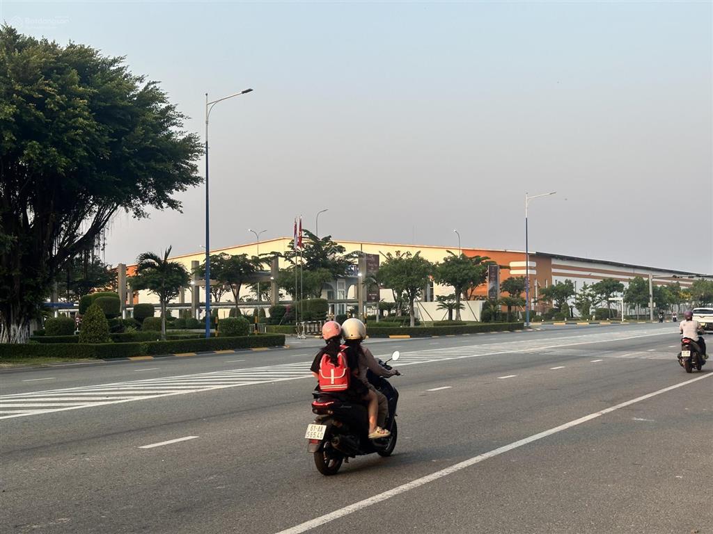 Bán căn nhà phố đối diện ngân hàng acb thành phố mới, cổng kcn vsip2, gần siêu thị aeon mall
