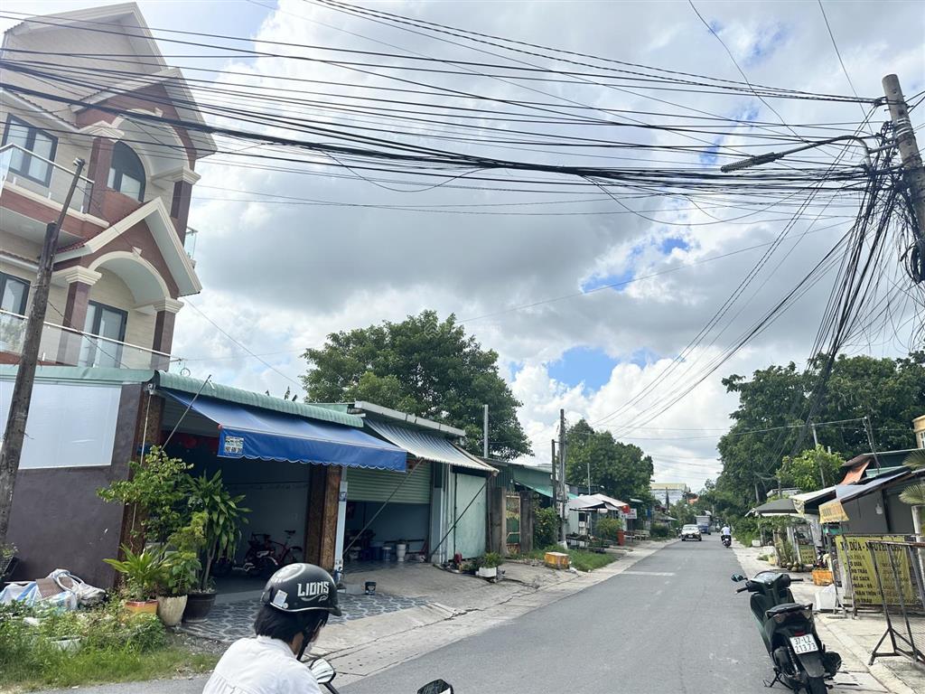 Bán đất gần chợ phú mỹ kinh doanh buôn bán ngay, đường dx026 3 góc 3 mặt thoáng, xây nhà cực đẹp