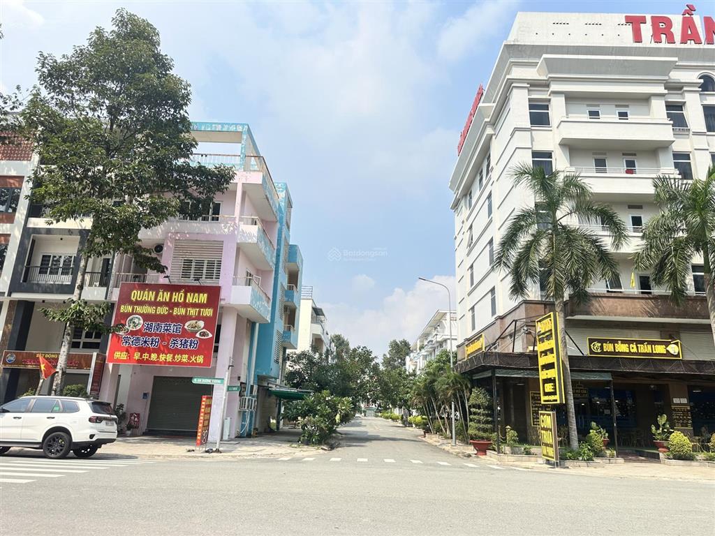 Nguồn kín nhà phố 3 mặt tiền sẵn nguồn thu 45tr/th, khu phố sầm uất, nhiều khách sạn tại tp mới bd