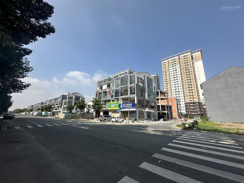 Nhà phố 3 mặt tiền khu phố hoa, đang cho thuê dòng tiền 45tr/th, giá bán gấp 8,8 tỷ ở thành phố mới