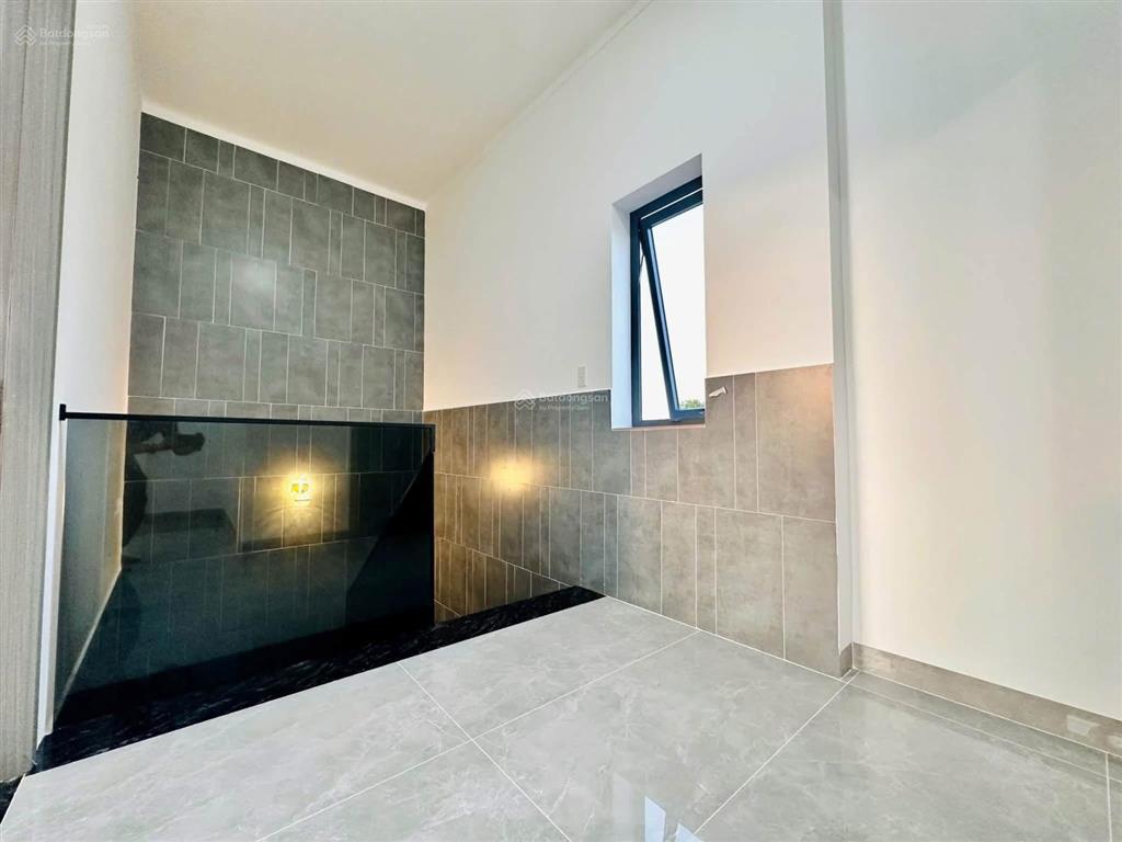 Nhà phú hoà 3 tầng 4pn 3wc nội thất xịn, trung tâm thủ dầu một, ở kết hợp văn phòng, đường nhựa 5m