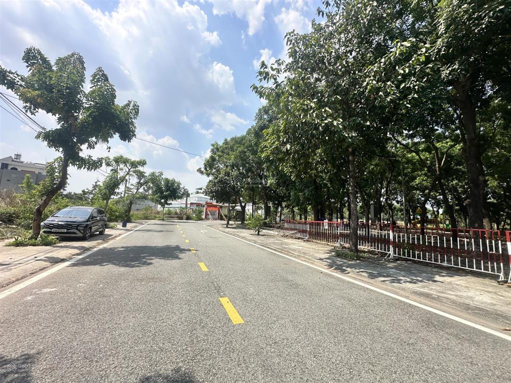 Bán đất tdc đối diện công viên, sân bóng, cách ga metro 1,5km, siêu thị aeon mall. kcn vsip 2