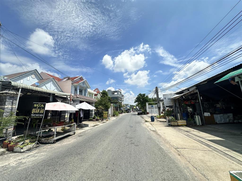 Thủ dầu một, phú mỹ, mặt tiền kinh doanh. gần chợ, gần trường. dân cực kỳ phát triển. 5x30 tc 100m2