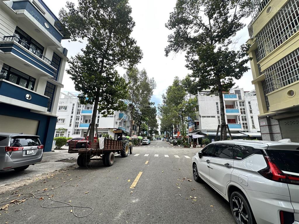 Nhà phố lê quý đôn thành phố mới, 6x18 xây dựng 1 trệt 3 lầu, nhà hoàn thiện, sổ sẵn, gần aeon mall